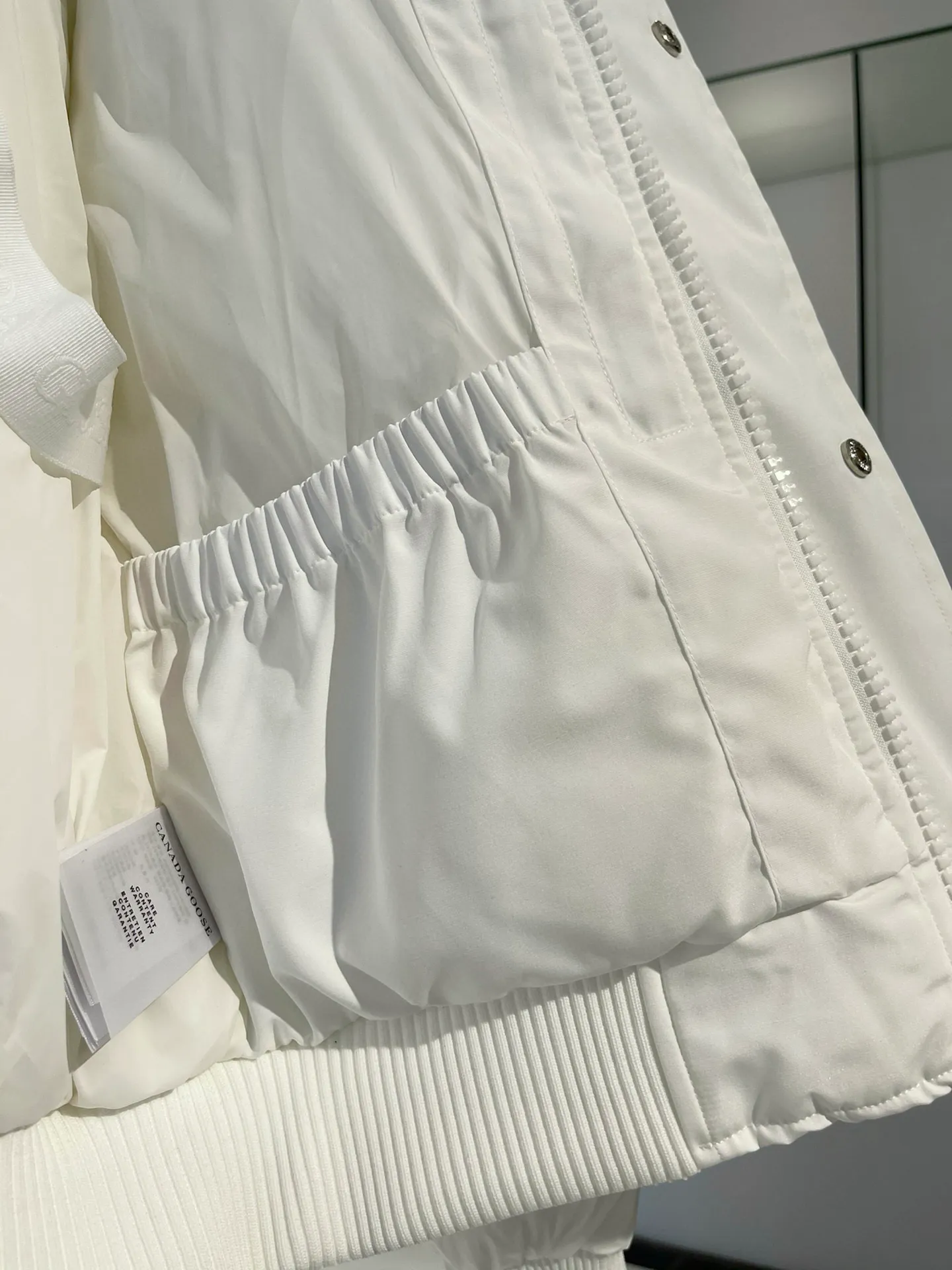 P900 Big Goose Soft Sleeve Short Bomber Jacket Canada Goose Canada Goose Chilliwack Series Solid Color Hooded Fitted Long Sleeve Down Jacket Paradigm Series Down Jacket Short Big Goose Soft Sleeve Down Jacket White The inner straps make the jacket easy to carry on the shoulders, freeing your hands. Special features: light, thick, handsome Size xs-xxl Color black, white
